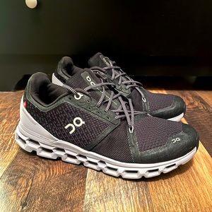 ON Women’s Cloudstratus Running Shoe Size 9 Black/Lilac
